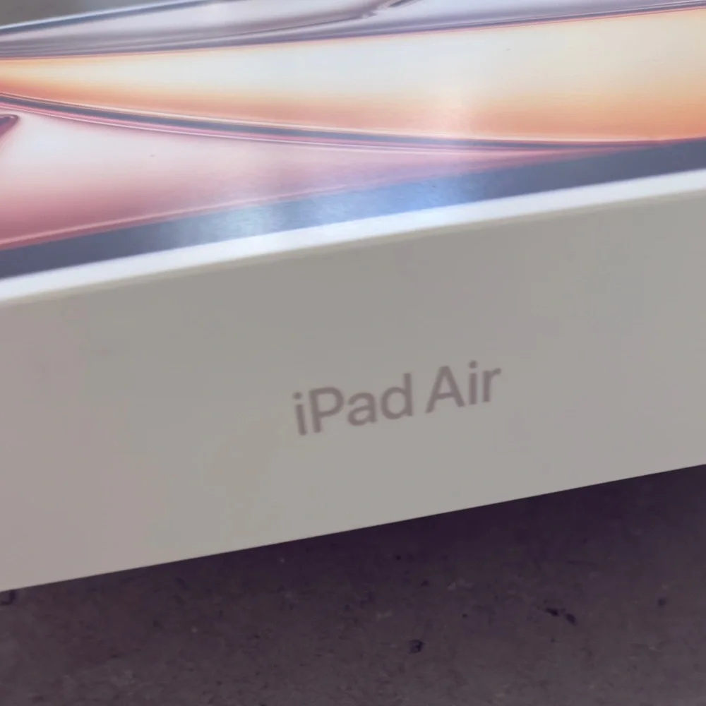 iPad Air 11-inch (M3) empty box